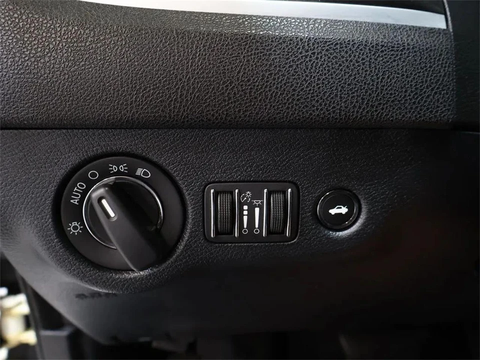 2017 Chrysler 300 (2005-2023) - Image 13 of 31