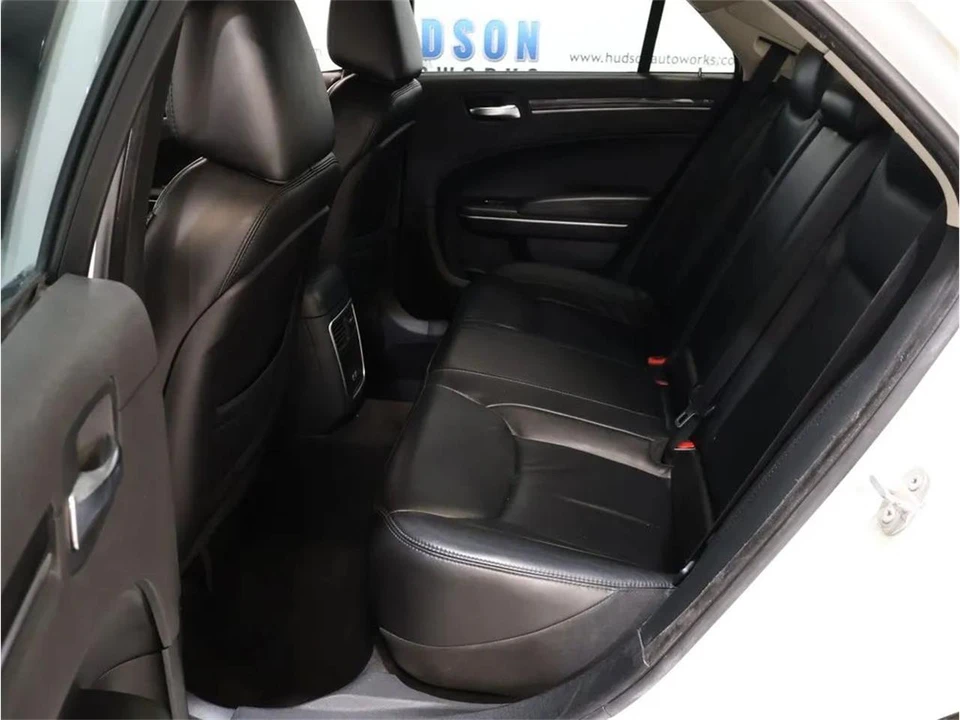 2017 Chrysler 300 (2005-2023) - Image 25 of 31
