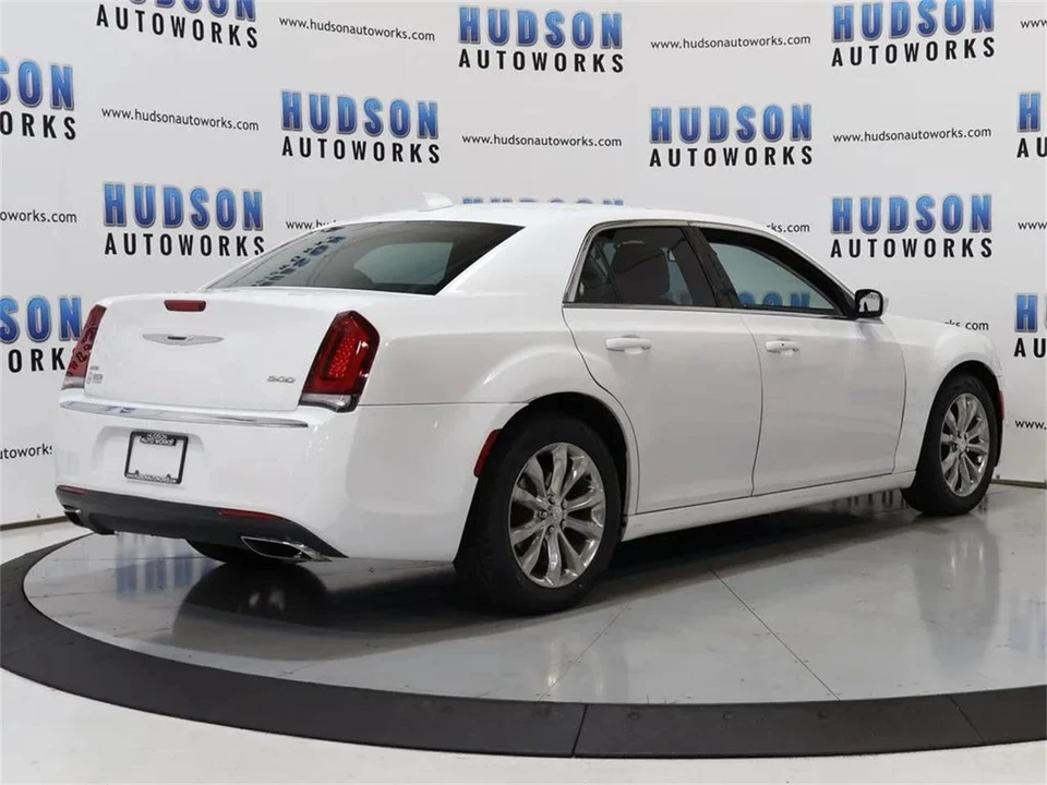 2017 Chrysler 300 (2005-2023) - Image 6 of 31