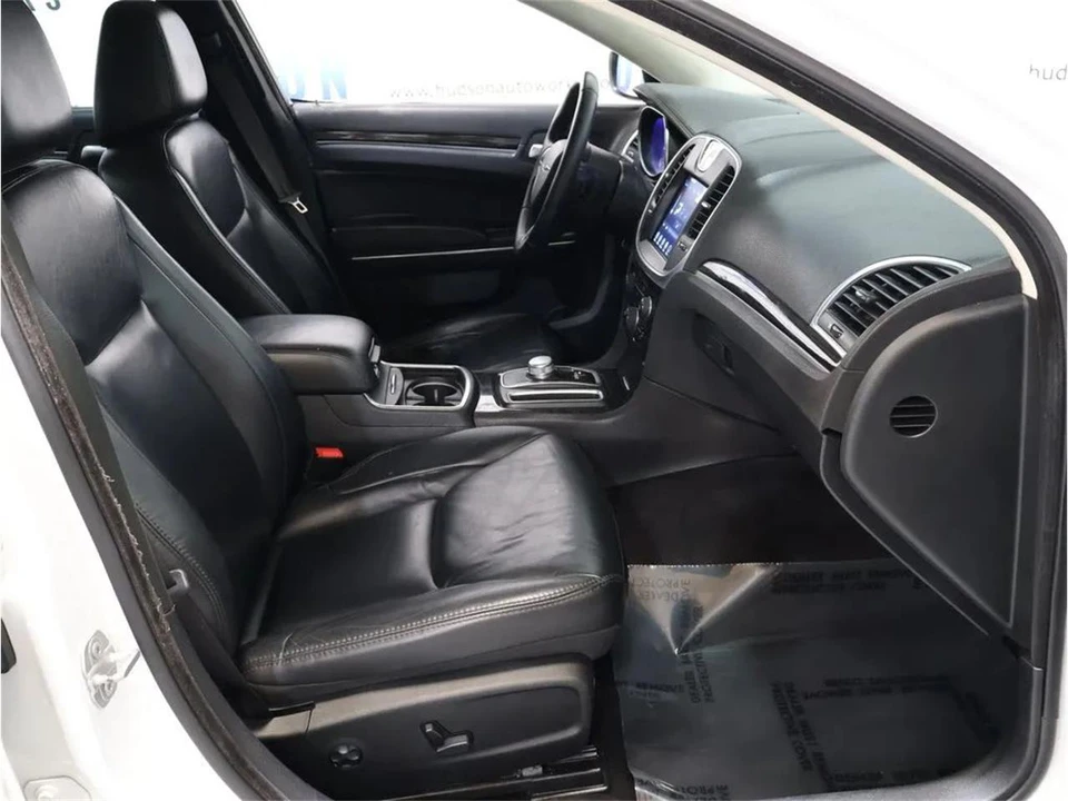 2017 Chrysler 300 (2005-2023) - Image 28 of 31