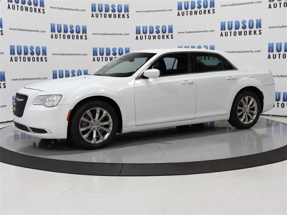 2017 Chrysler 300 (2005-2023) - Image 2 of 31