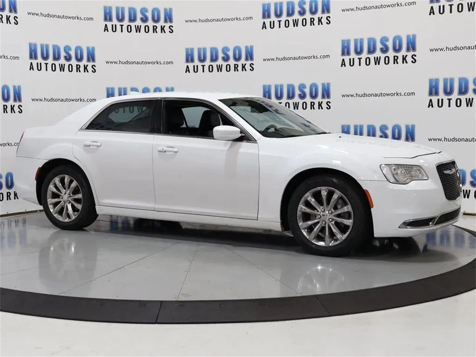 2017 Chrysler 300 (2005-2023) - Image 8 of 31
