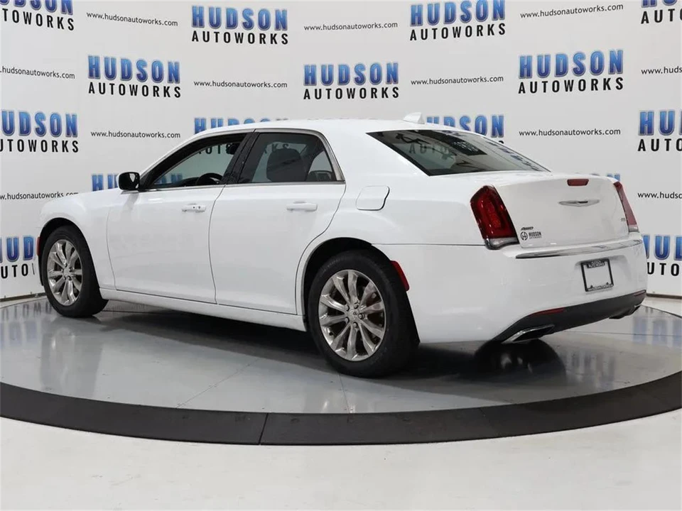 2017 Chrysler 300 (2005-2023) - Image 4 of 31