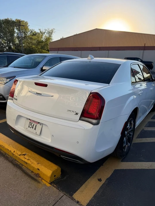 2017 Chrysler 300 (2005-2023) - Image 8 of 9