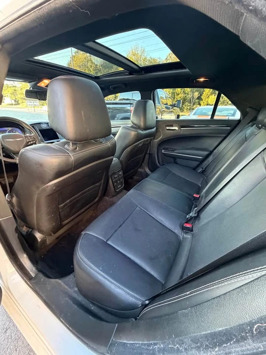 2017 Chrysler 300 (2005-2023) - Image 7 of 9