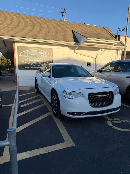 2017 Chrysler 300 (2005-2023) - Image 3 of 9