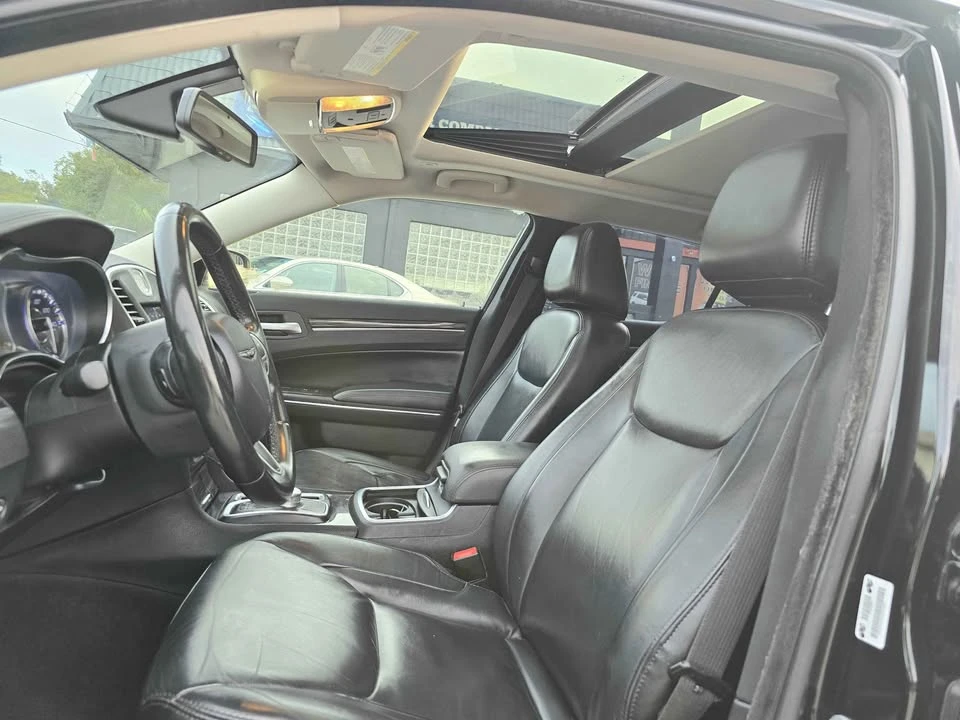 2017 Chrysler 300 (2005-2023) - Image 10 of 15