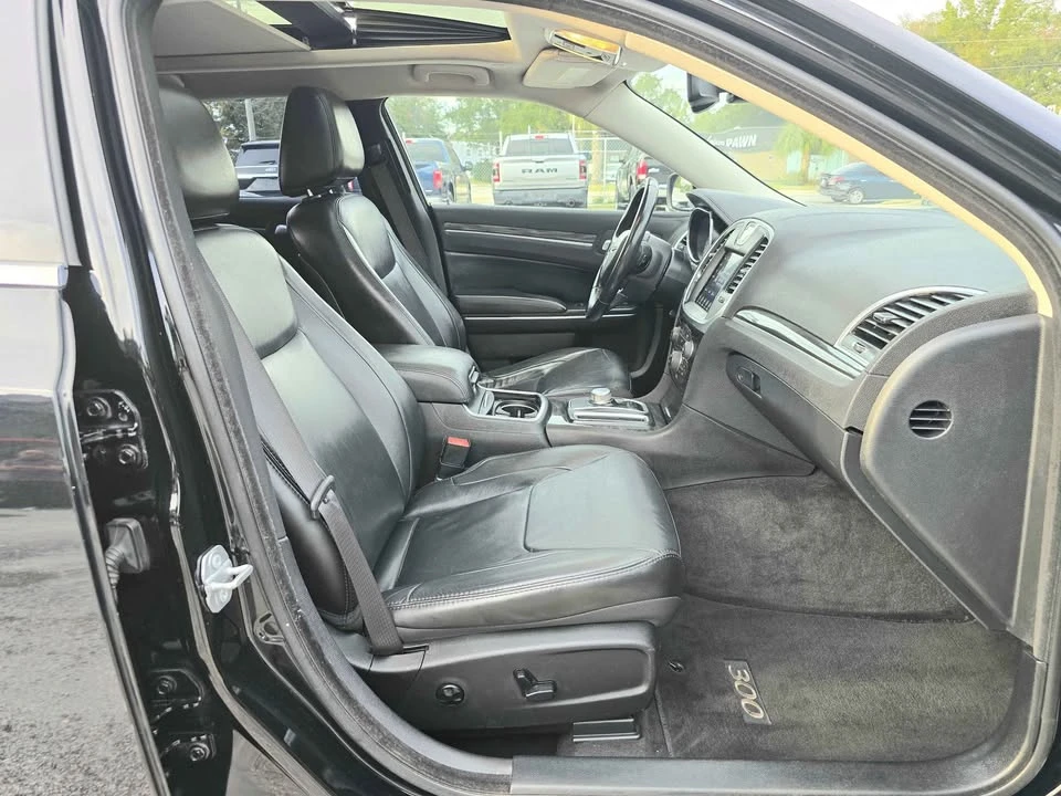 2017 Chrysler 300 (2005-2023) - Image 14 of 15
