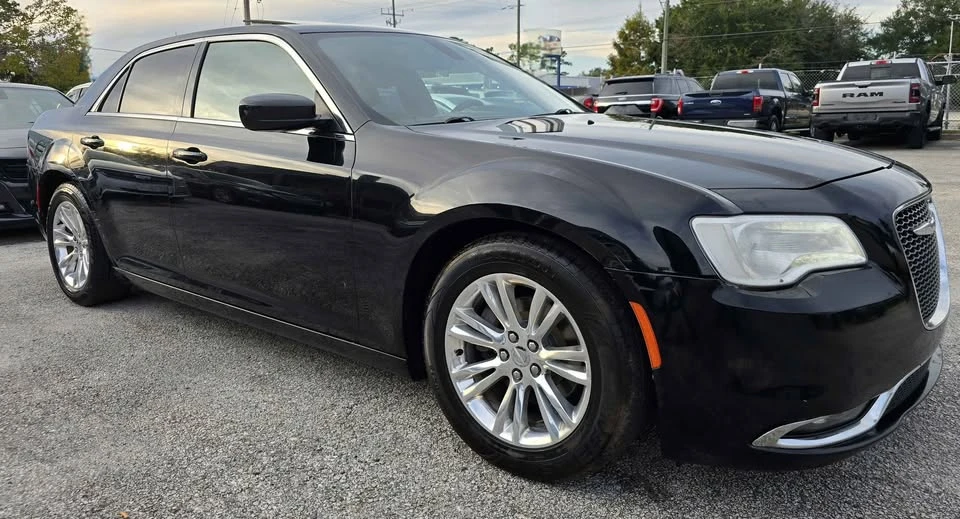 2017 Chrysler 300 (2005-2023) - Image 8 of 15