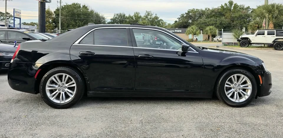 2017 Chrysler 300 (2005-2023) - Image 7 of 15