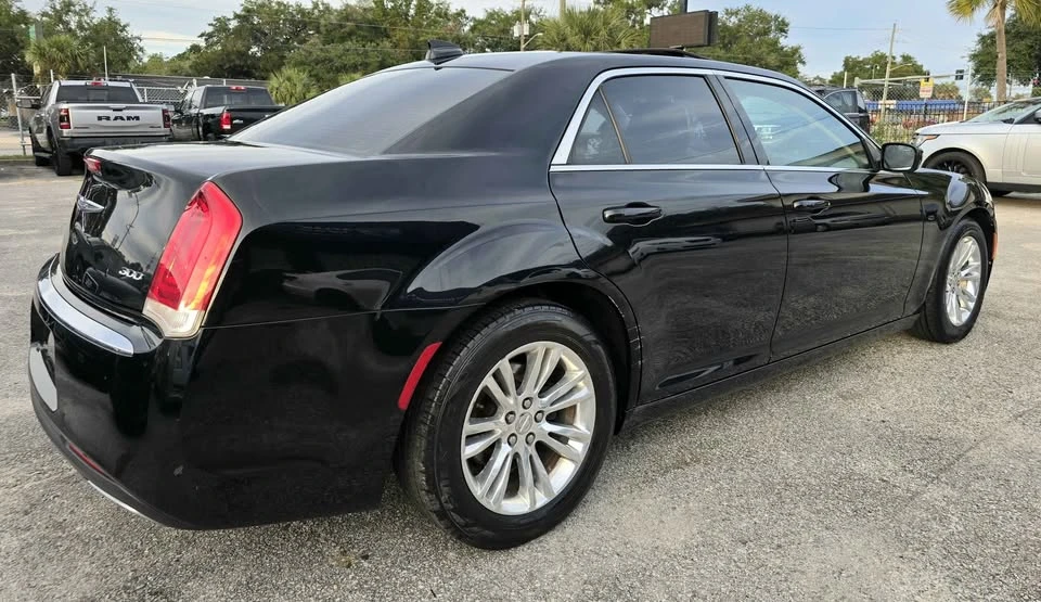2017 Chrysler 300 (2005-2023) - Image 6 of 15