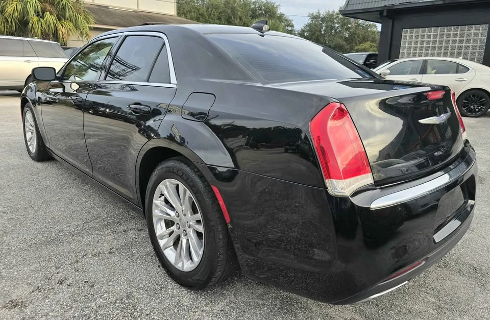 2017 Chrysler 300 (2005-2023) - Image 4 of 15