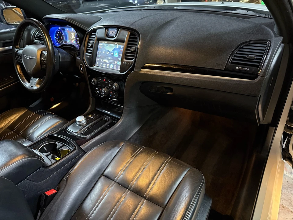 2017 Chrysler 300 (2005-2023) - Image 11 of 12