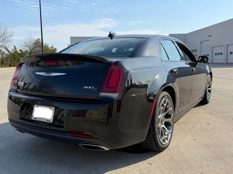 2017 Chrysler 300 (2005-2023) - Image 10 of 21