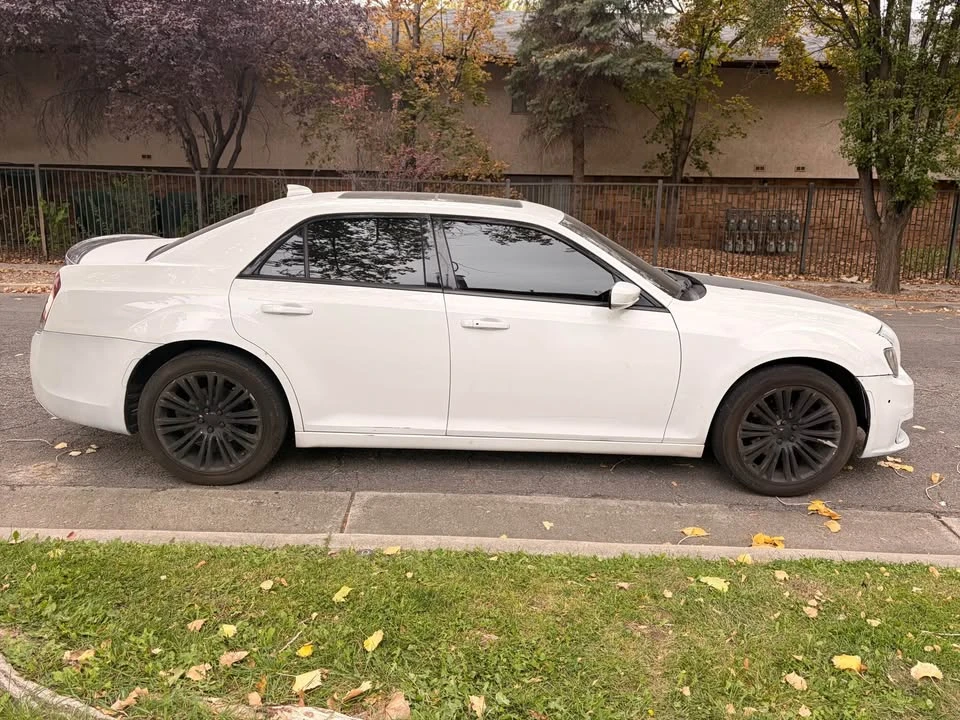 2017 Chrysler 300 (2005-2023) - Image 8 of 19