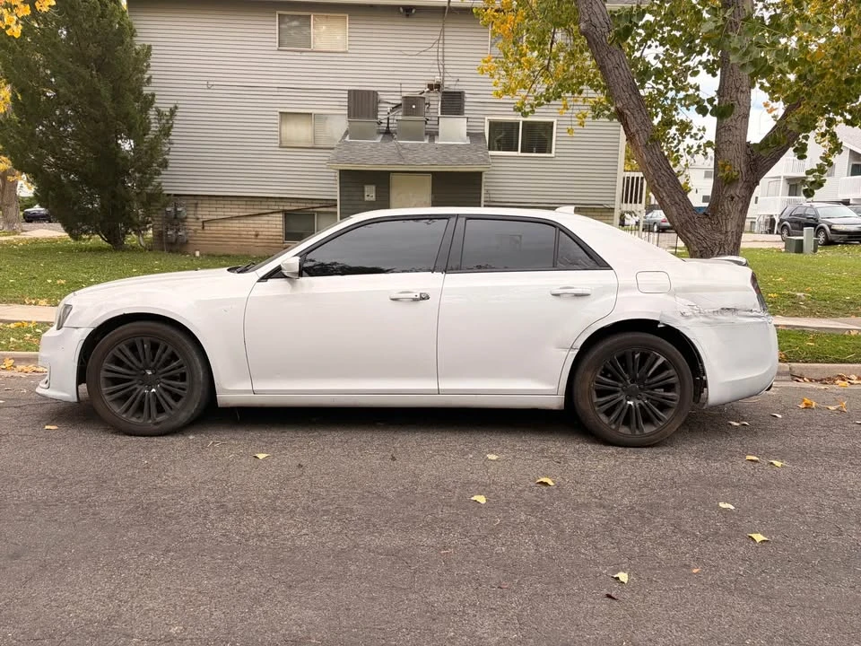 2017 Chrysler 300 (2005-2023) - Image 4 of 19