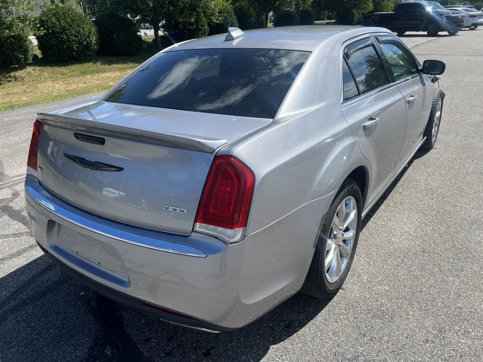 2017 Chrysler 300 (2005-2023) - Image 8 of 12