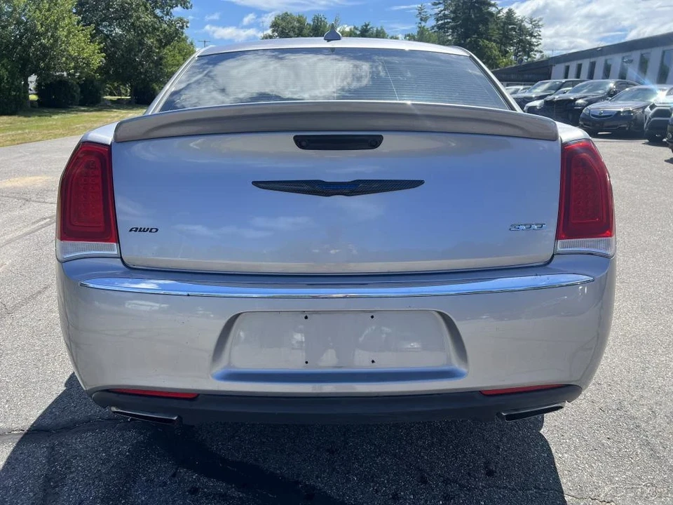 2017 Chrysler 300 (2005-2023) - Image 4 of 12