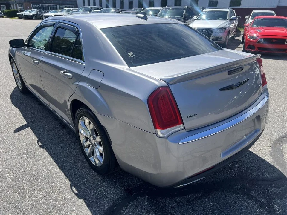 2017 Chrysler 300 (2005-2023) - Image 7 of 12