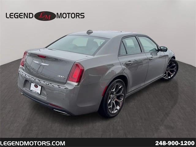 2017 Chrysler 300 (2005-2023) - Image 8 of 12