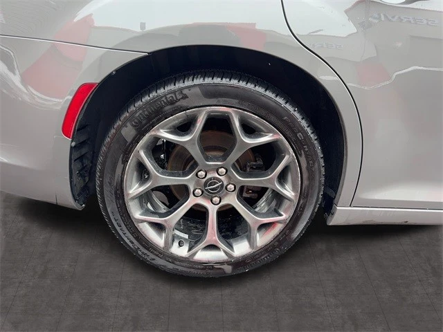 2017 Chrysler 300 (2005-2023) - Image 10 of 12