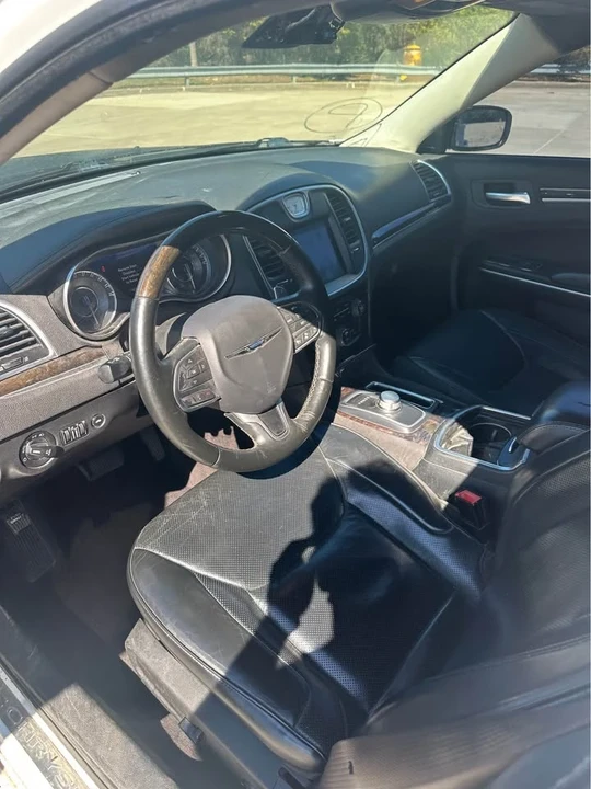 2017 Chrysler 300 (2005-2023) - Image 3 of 4
