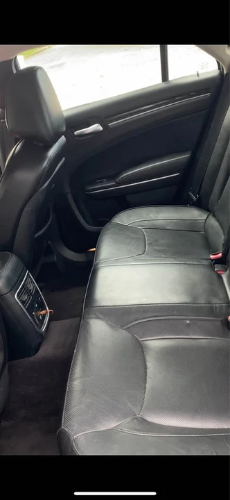 2017 Chrysler 300 (2005-2023) - Image 6 of 8