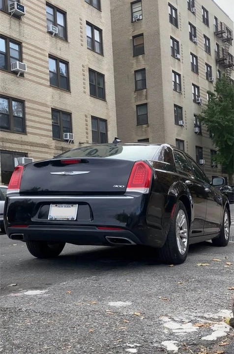 2017 Chrysler 300 (2005-2023) - Image 4 of 8