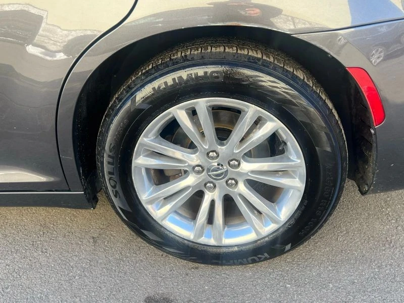2017 Chrysler 300 (2005-2023) - Image 10 of 12