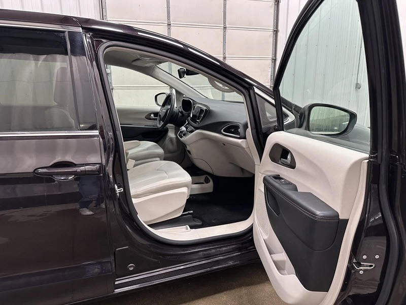 2017 Chrysler - Image 18 of 21