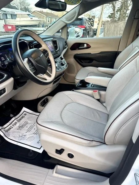 2017 Chrysler - Image 10 of 12