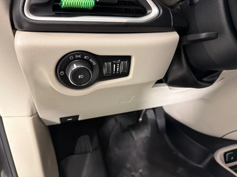 2017 Chrysler - Image 12 of 12