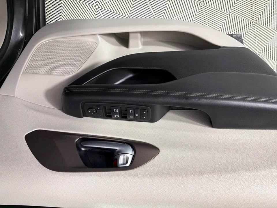 2017 Chrysler - Image 9 of 12