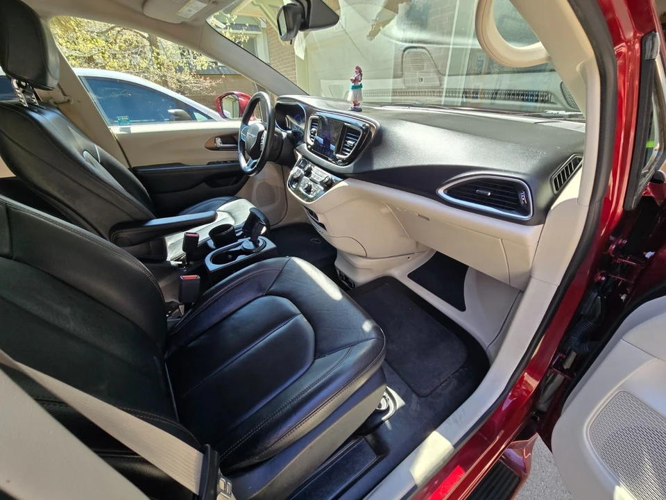 2017 Chrysler - Image 18 of 21