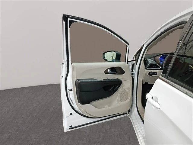 2017 Chrysler - Image 11 of 12