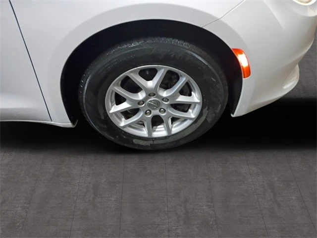 2017 Chrysler - Image 10 of 12