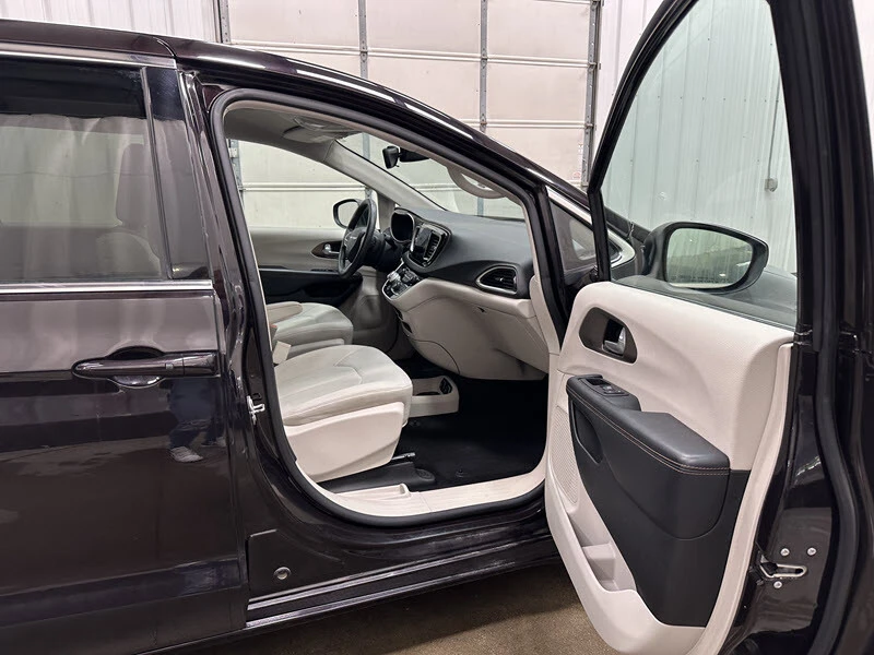 2017 Chrysler - Image 18 of 21