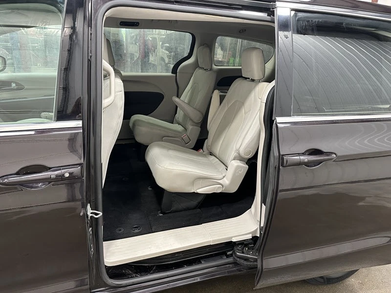 2017 Chrysler - Image 10 of 21