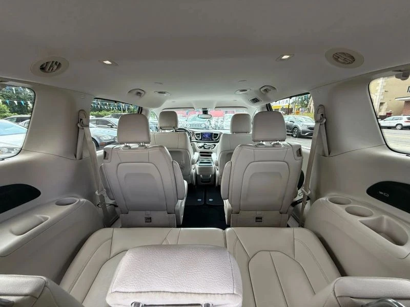 2017 Chrysler - Image 10 of 12