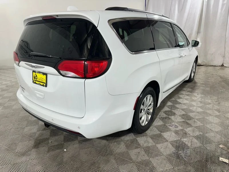 2017 Chrysler - Image 6 of 12