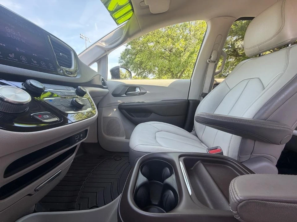 2017 Chrysler - Image 14 of 21