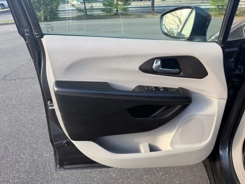 2017 Chrysler - Image 12 of 12