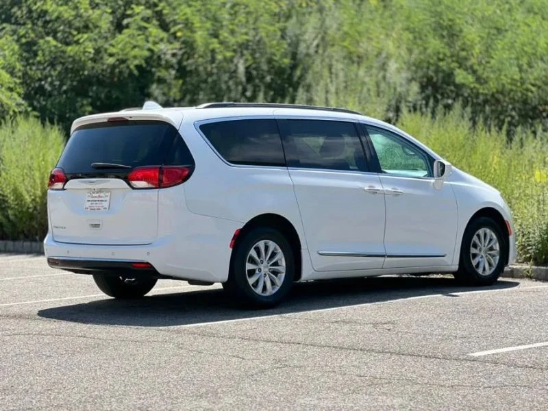 2017 Chrysler - Image 8 of 12