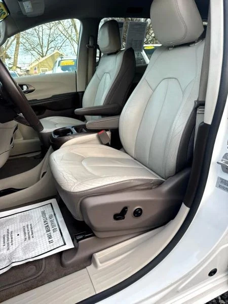 2017 Chrysler - Image 10 of 12