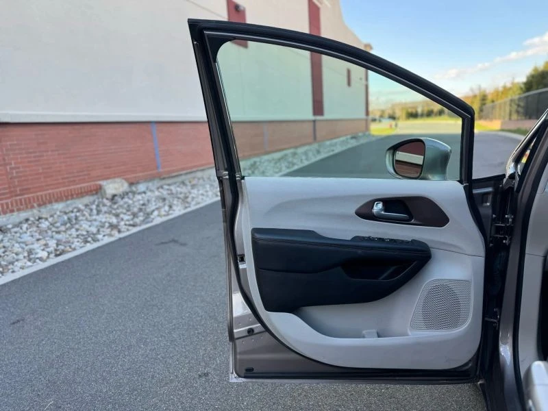 2017 Chrysler - Image 12 of 12