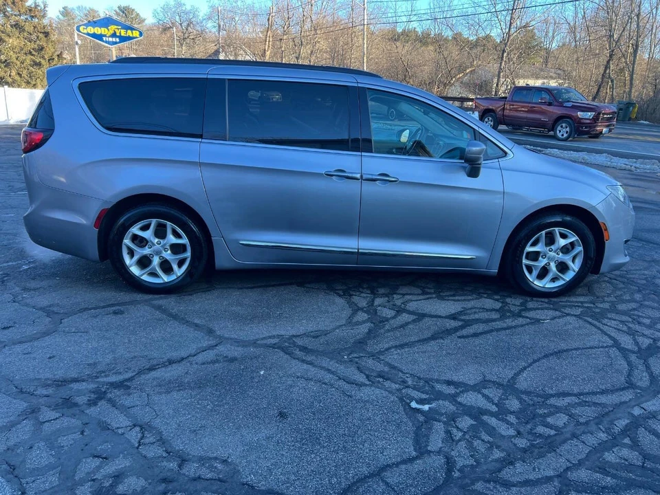 2017 Chrysler - Image 10 of 12