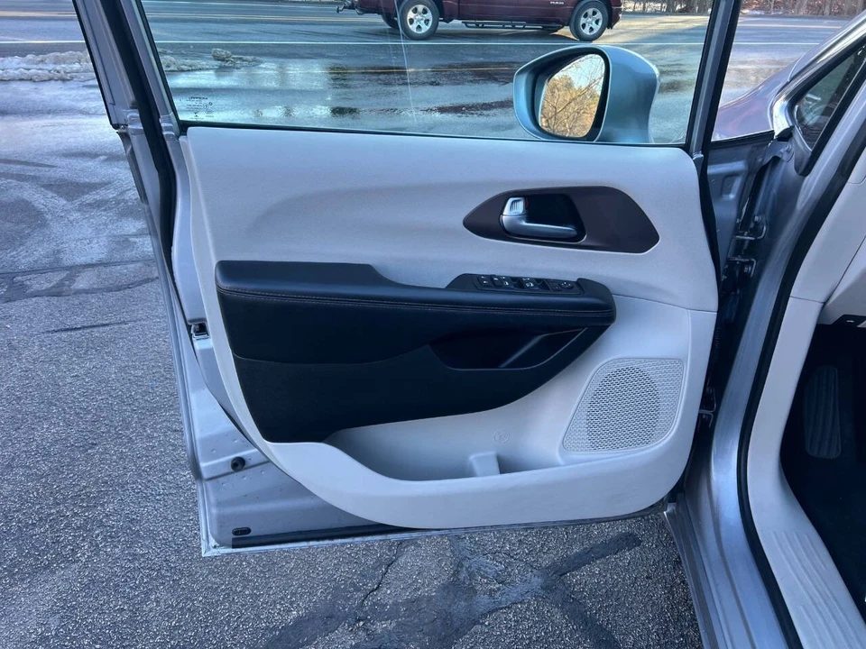 2017 Chrysler - Image 13 of 21