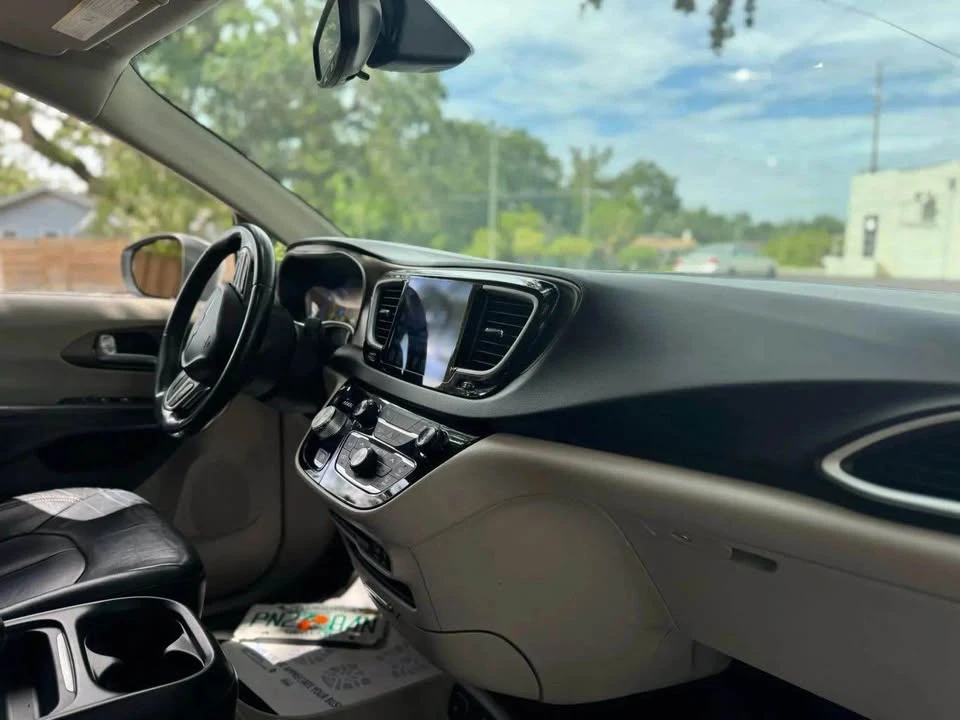 2017 Chrysler Town & Country - Image 11 of 16