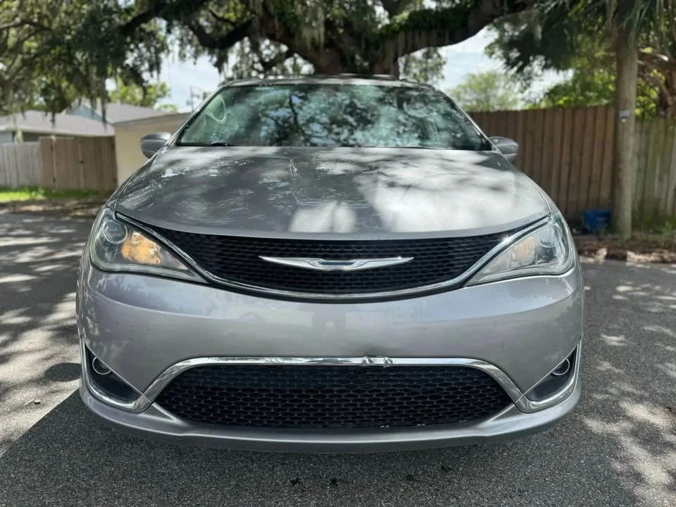 2017 Chrysler Town & Country - Image 2 of 16