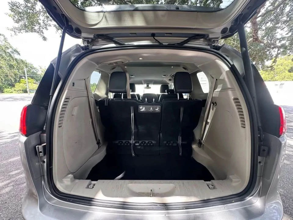 2017 Chrysler Town & Country - Image 16 of 16